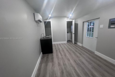 Immobilier commercial à louer à Miami, Floride: 1 chambre, 141.68 m2 № 2415671 - photo 2