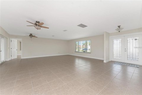 House in Punta Gorda, Florida 3 bedrooms, 192.87 sq.m. № 1835612 - photo 4