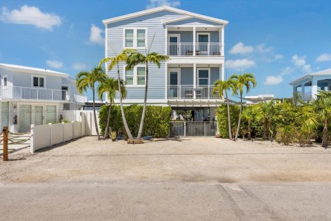 House in Key Largo, Florida 5 bedrooms, 299.52 sq.m. № 1758541 - photo 1