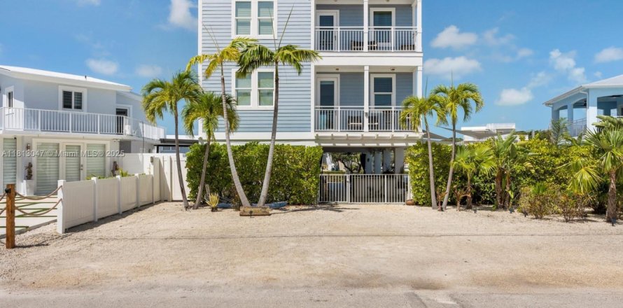House in Key Largo, Florida 5 bedrooms, 299.52 sq.m. № 1758541