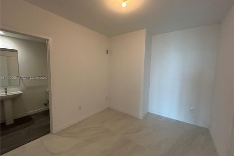 Condo in Miami, Florida, 1 bedroom  № 1944153 - photo 13