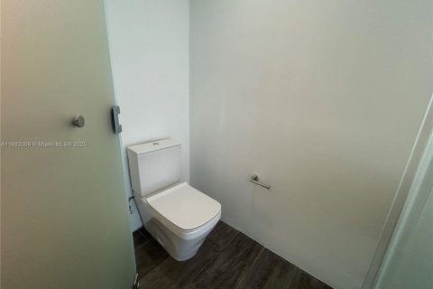 Condo in Miami, Florida, 1 bedroom  № 1944153 - photo 11