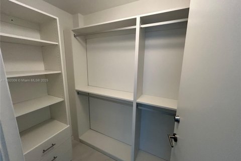 Condo in Miami, Florida, 1 bedroom  № 1944153 - photo 12