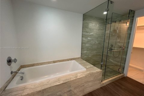 Condo in Miami, Florida, 1 bedroom  № 1944153 - photo 10