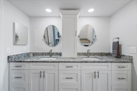Condo in Port Richey, Florida, 2 bedrooms  № 1902162 - photo 19