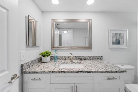 Condo in Port Richey, Florida, 2 bedrooms  № 1902162 - photo 24