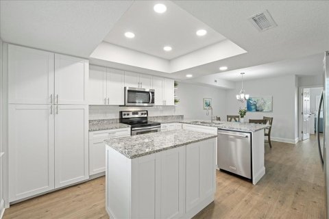 Condo in Port Richey, Florida, 2 bedrooms  № 1902162 - photo 9