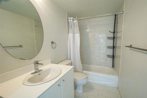 Condo in Miami, Florida, 1 bedroom  № 1889512 - photo 10
