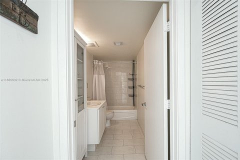 Condo in Miami, Florida, 1 bedroom  № 1889512 - photo 9