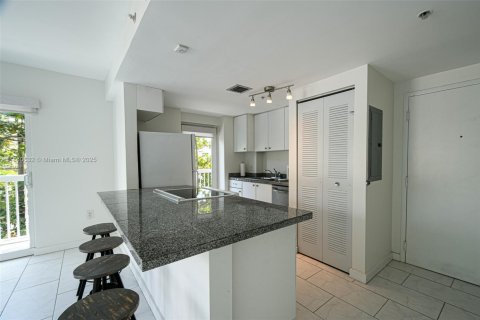 Condo in Miami, Florida, 1 bedroom  № 1889512 - photo 3