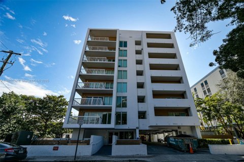 Condo in Miami, Florida, 1 bedroom  № 1889512 - photo 1