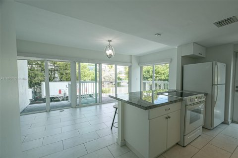 Condo in Miami, Florida, 1 bedroom  № 1889512 - photo 2