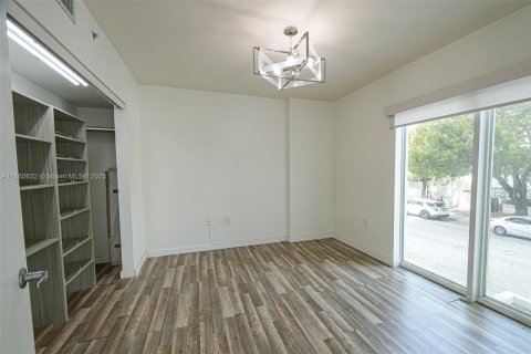Condo in Miami, Florida, 1 bedroom  № 1889512 - photo 7