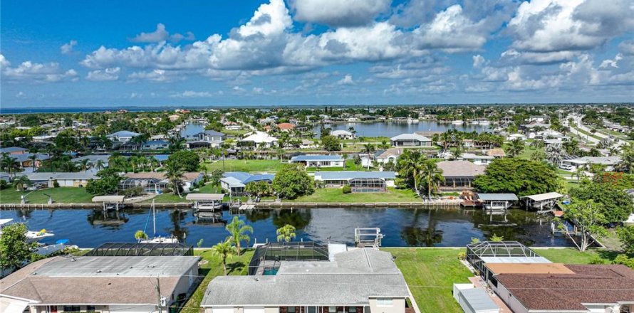 Casa en Port Charlotte, Florida 3 dormitorios, 150.69 m2 № 1803377