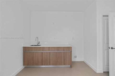 House in Miami-Dade, Florida 5 bedrooms, 276.01 sq.m. № 1854986 - photo 20