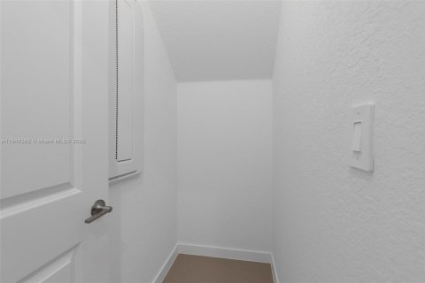 House in Miami-Dade, Florida 5 bedrooms, 276.01 sq.m. № 1854986 - photo 17