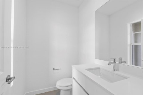 House in Miami-Dade, Florida 5 bedrooms, 276.01 sq.m. № 1854986 - photo 8