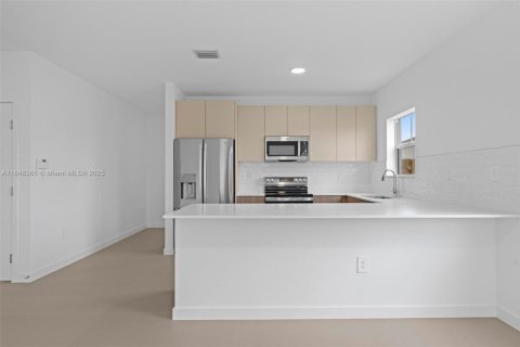 House in Miami-Dade, Florida 5 bedrooms, 276.01 sq.m. № 1854986 - photo 14