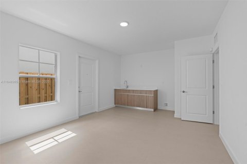 House in Miami-Dade, Florida 5 bedrooms, 276.01 sq.m. № 1854986 - photo 19
