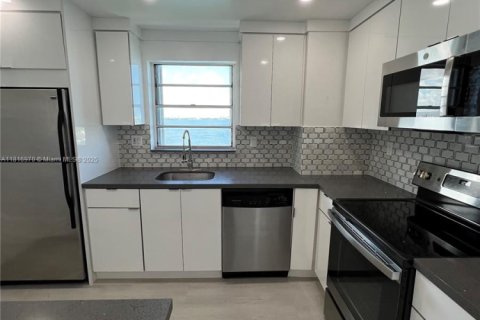 Condo in North Bay Village, Florida, 1 bedroom  № 1772436 - photo 6