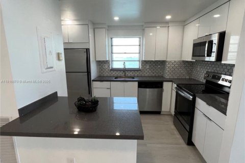 Condo in North Bay Village, Florida, 1 bedroom  № 1772436 - photo 4