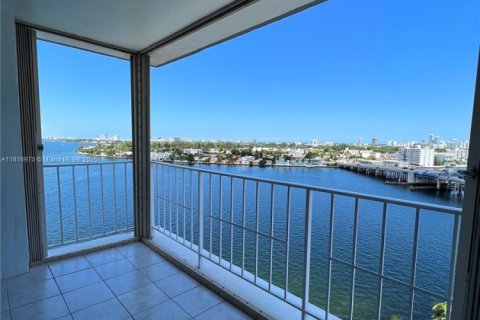 Condo in North Bay Village, Florida, 1 bedroom  № 1772436 - photo 1