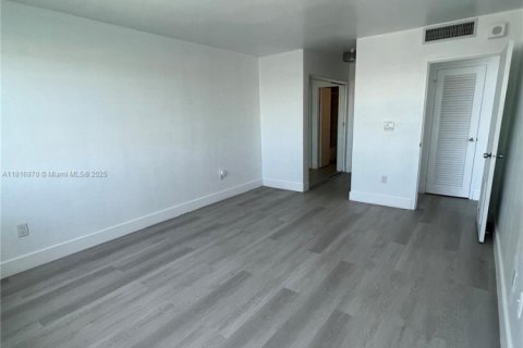 Condo in North Bay Village, Florida, 1 bedroom  № 1772436 - photo 11