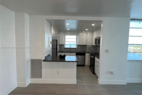 Condo in North Bay Village, Florida, 1 bedroom  № 1772436 - photo 3