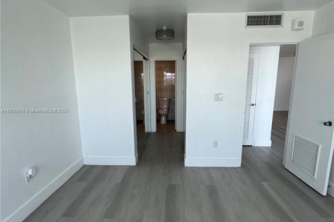 Condo in North Bay Village, Florida, 1 bedroom  № 1772436 - photo 12
