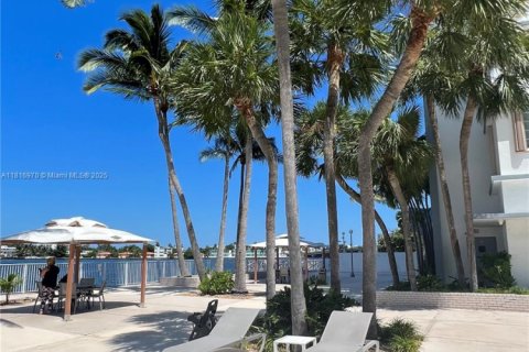 Condo in North Bay Village, Florida, 1 bedroom  № 1772436 - photo 21