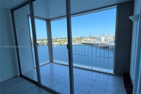 Condo in North Bay Village, Florida, 1 bedroom  № 1772436 - photo 8