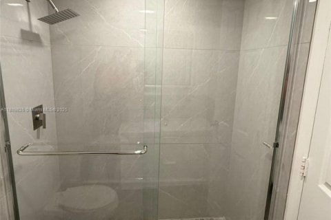 Condo in Doral, Florida, 2 bedrooms  № 2013351 - photo 14