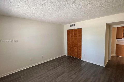 Condo in Doral, Florida, 2 bedrooms  № 2013351 - photo 6