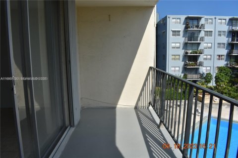 Condominio en alquiler en North Miami, Florida, 53.51 m2 № 2003269 - foto 8