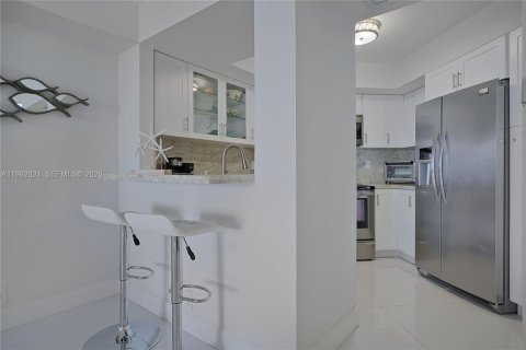 Condominio en alquiler en Miami Beach, Florida, 2 dormitorios, 109.62 m2 № 2056709 - foto 4