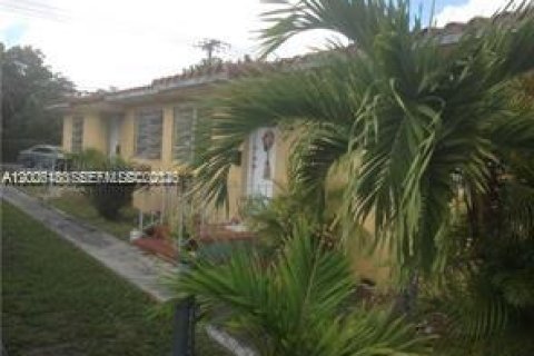 House in El Portal, Florida 2 bedrooms, 161.28 sq.m. № 2075022 - photo 3