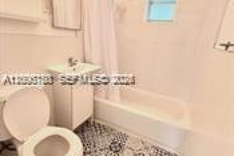 House in El Portal, Florida 2 bedrooms, 161.28 sq.m. № 2075022 - photo 8