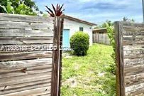 House in El Portal, Florida 2 bedrooms, 161.28 sq.m. № 2075022 - photo 16