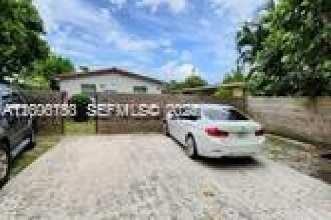 House in El Portal, Florida 2 bedrooms, 161.28 sq.m. № 2075022 - photo 13