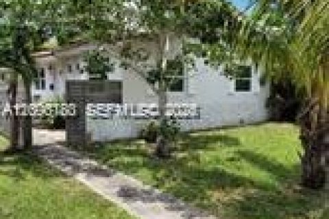 House in El Portal, Florida 2 bedrooms, 161.28 sq.m. № 2075022 - photo 2