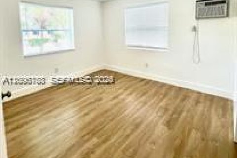 House in El Portal, Florida 2 bedrooms, 161.28 sq.m. № 2075022 - photo 7