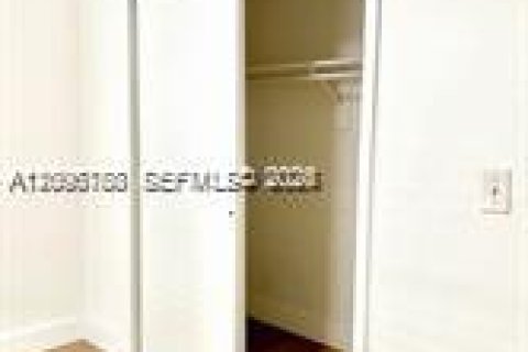 House in El Portal, Florida 2 bedrooms, 161.28 sq.m. № 2075022 - photo 6