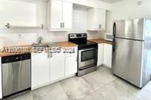 House in El Portal, Florida 2 bedrooms, 161.28 sq.m. № 2075022 - photo 4