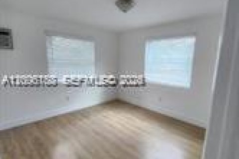 House in El Portal, Florida 2 bedrooms, 161.28 sq.m. № 2075022 - photo 9