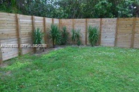 House in El Portal, Florida 2 bedrooms, 161.28 sq.m. № 2075022 - photo 17