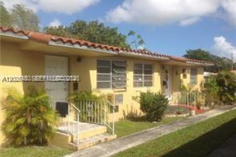 House in El Portal, Florida 2 bedrooms, 161.28 sq.m. № 2075022
