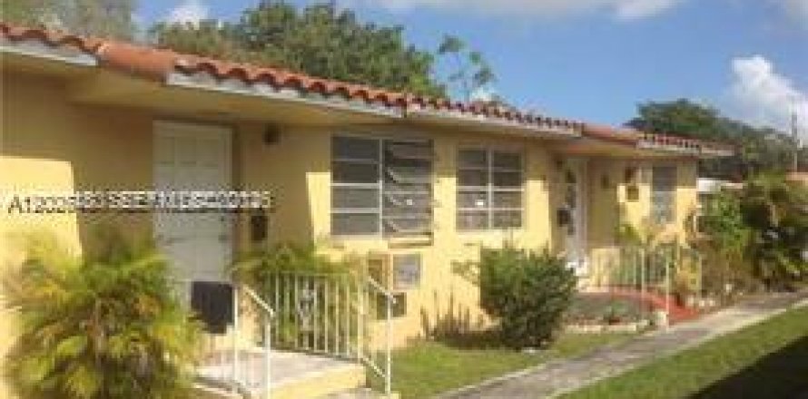 House in El Portal, Florida 2 bedrooms, 161.28 sq.m. № 2075022
