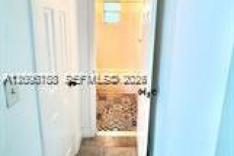 House in El Portal, Florida 2 bedrooms, 161.28 sq.m. № 2075022 - photo 5