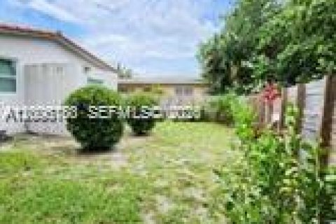 House in El Portal, Florida 2 bedrooms, 161.28 sq.m. № 2075022 - photo 10