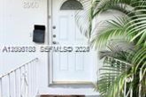 House in El Portal, Florida 2 bedrooms, 161.28 sq.m. № 2075022 - photo 15